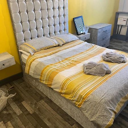 Town Center Large 2 Bedroom Apartment- Sleeps Up To 6 - Dogs Welcome - 2 Minutes From Train Station بلاكبول المظهر الخارجي الصورة