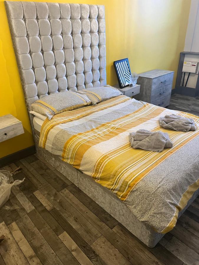 Town Center Large 2 Bedroom Apartment- Sleeps Up To 6 - Dogs Welcome - 2 Minutes From Train Station بلاكبول المظهر الخارجي الصورة